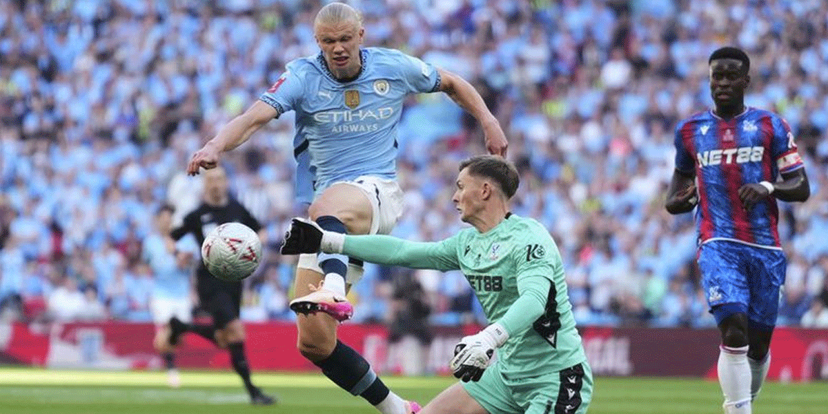 Final FA Cup Panas! Dean Henderson Lolos dari Kartu Merah Sebelum Gagalkan Penalti?